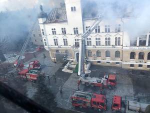 Un puternic incendiu a avariat parțial clădirea monument istoric a Palatului Administrativ. Foto Aurelian Tyron
