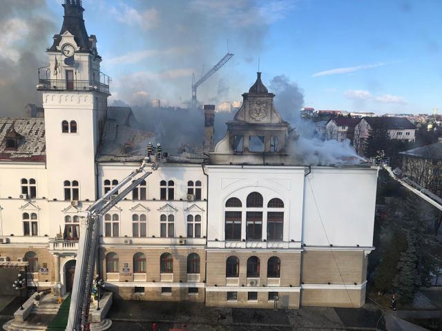 Un puternic incendiu a avariat parțial clădirea monument istoric a Palatului Administrativ. Foto Aurelian Tyron