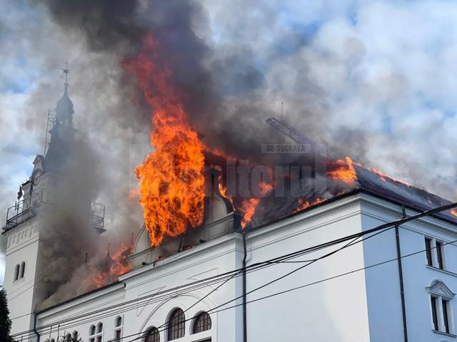 Flăcări uriașe la Palatul Administrativ