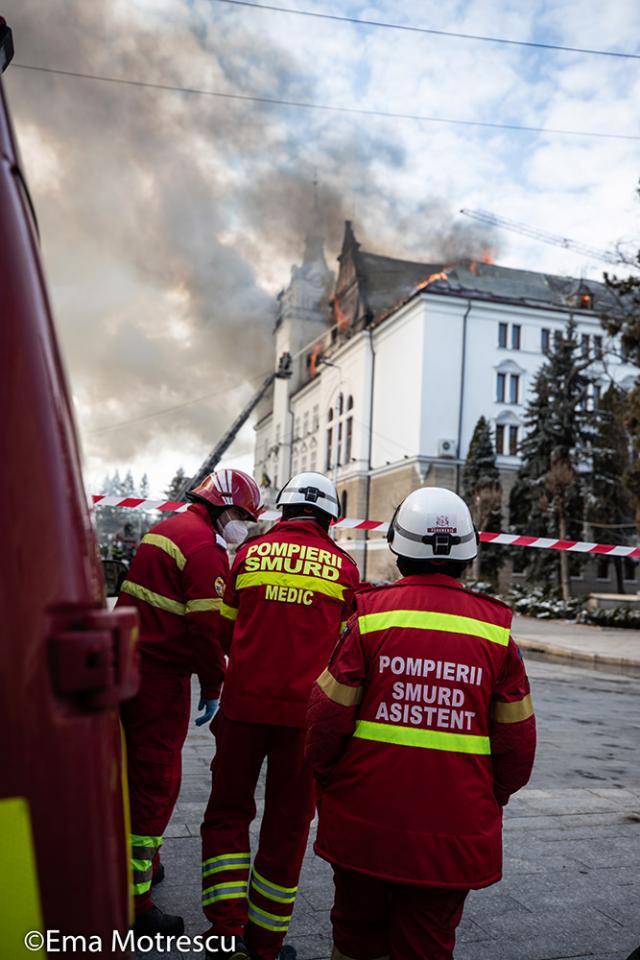 Pompierii s-au luptat cu flăcările timp de 7 ore