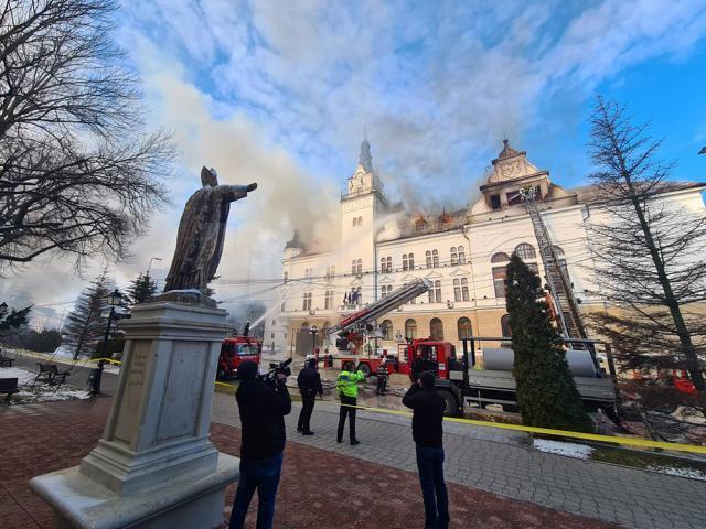 Un puternic incendiu a avariat parțial clădirea monument istoric a Palatului Administrativ