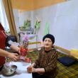 Dulciuri, icoane, cărți, scrisori și flori oferite în dar „bunicilor” de la Căminul de Persoane Vârstnice Solca