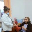 Voluntarii de la Ciumârna au lăsat cadourile pentru „bunicuțe” personalului Căminului de Persoane Vârstnice Solca, care a avut misiunea de a le împărți