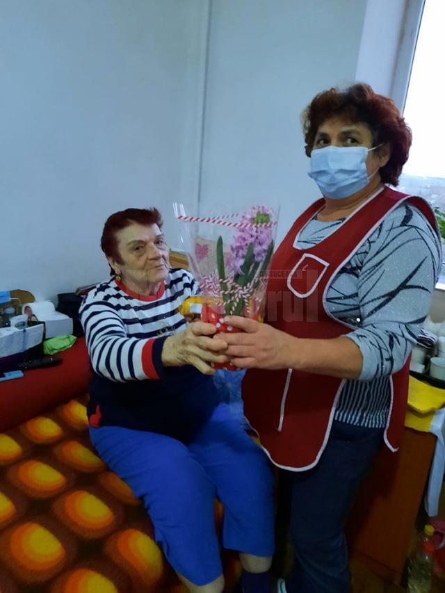 Voluntarii de la Ciumârna au lăsat cadourile pentru „bunicuțe” personalului Căminului de Persoane Vârstnice Solca, care a avut misiunea de a le împărți