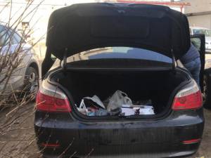 Portbagajul mașinii a fost forțat cu o rangă, în mai puțin de un minut hoții reușind să sustragă sacoșa cu bani