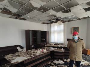 Subprefectul Daniel Prorociuc, în biroul său distrus