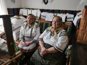 Bucătărese pricepute, Ileana și Lucreția, așteptând să crească aluatul