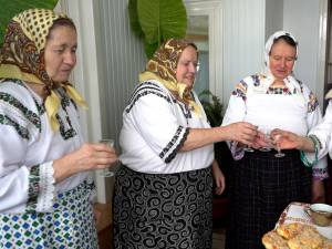 Pahăruțele însoțesc sfințișorii în casa lui tanti Ileana Ciutac, din Bosanci