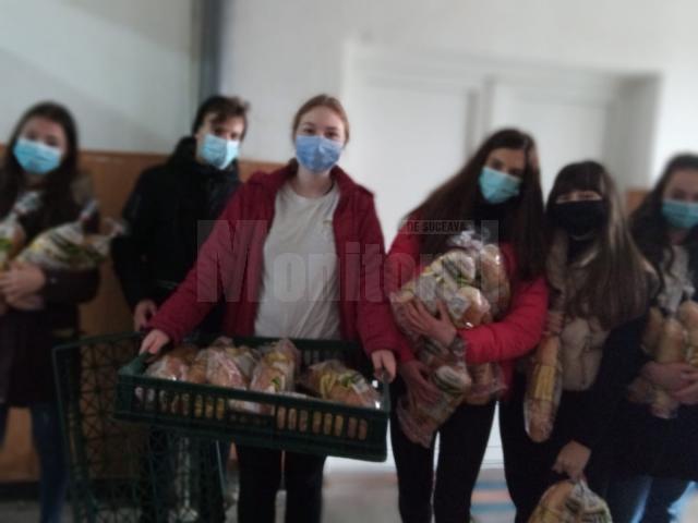 75 de familii necăjite din municipiul Suceava au primit 250 de pâini de la voluntarii Asociației Tinerilor Ortodocși Suceveni