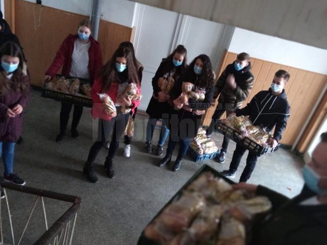 75 de familii necăjite din municipiul Suceava au primit 250 de pâini de la voluntarii Asociației Tinerilor Ortodocși Suceveni