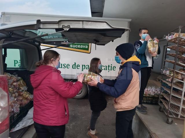 75 de familii necăjite din municipiul Suceava au primit 250 de pâini de la voluntarii Asociației Tinerilor Ortodocși Suceveni