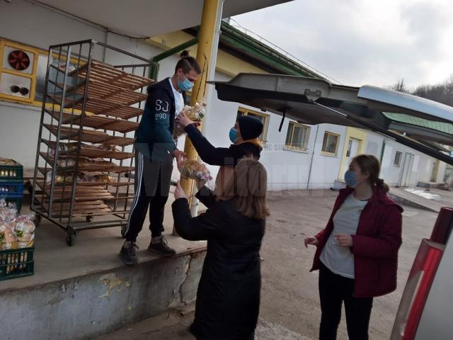 75 de familii necăjite din municipiul Suceava au primit 250 de pâini de la voluntarii Asociației Tinerilor Ortodocși Suceveni