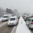 Trafic paralizat pe străzile Sucevei, după ninsoarea de vineri dimineață 3