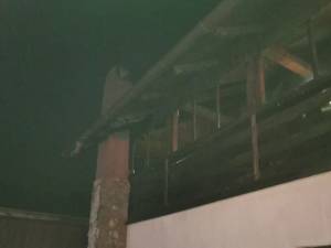 Un coș de fum neizolat corespunzător a provocat un incendiu la o casă de locuit