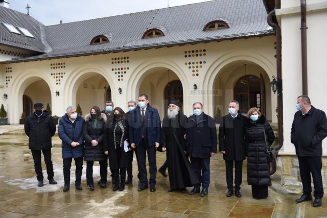 Oaspeti si gazde, in fata Centrului Cultural „Mitropolit Iacob Putneanul”