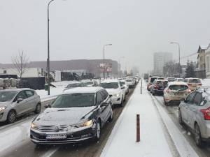 Trafic paralizat pe străzile Sucevei, după ninsoarea de vineri dimineață