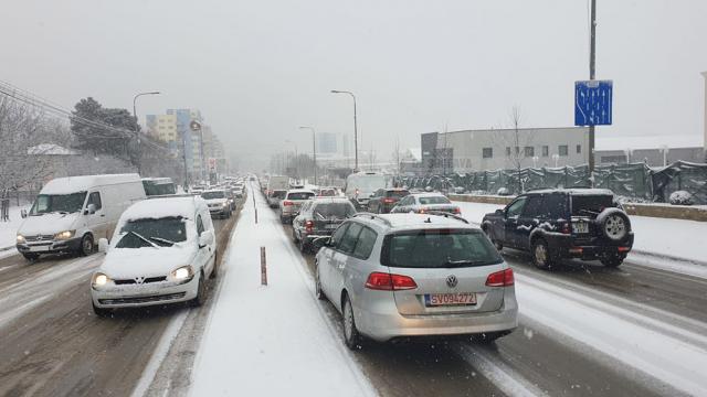 Trafic paralizat pe străzile Sucevei, după ninsoarea de vineri dimineață
