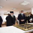 Stareţul Melchisedec îi arată ministrului Cseke o parte din comorile Mănăstirii Putna