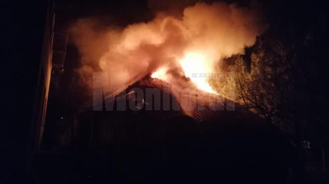 Incendiu puternic la acoperișul unei case din Burdujeni Sat