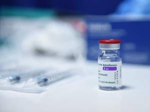 România nu suspendă vaccinarea cu AstraZeneca