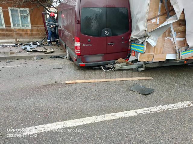 Accident cu două victime, între un microbuz cu remorcă și un autovehicul