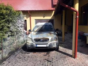Mașina ofițerului Cristian Bostă a fost incendiată în curtea casei sale, în Rădăuți