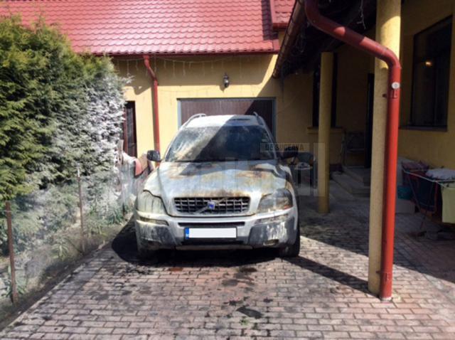 Mașina ofițerului Cristian Bostă a fost incendiată în curtea casei sale, în Rădăuți