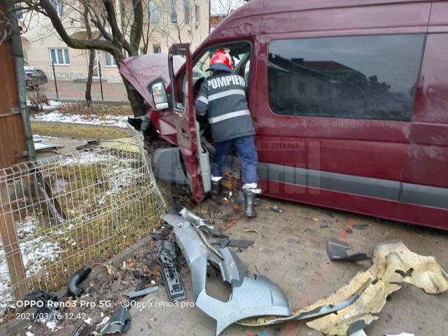 Microbuzul de transport marfă, implicat în accident