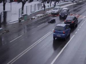 O femeie de 37 de ani a fost lovită violent de o mașină pe trecerea de pietoni din fața Spitalului Județean Suceava