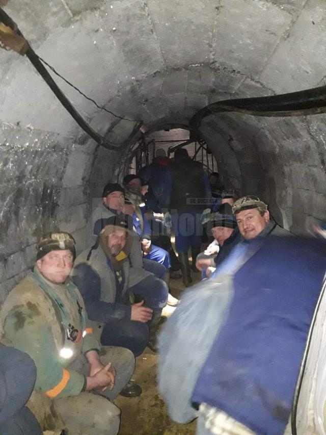 Minerii de la Crucea rămân blocați, în continuare, în subteran