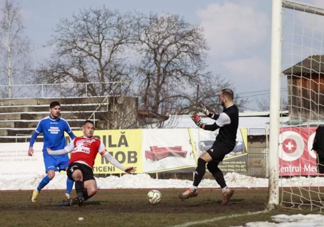 Marco Enciu înscrie golul al doilea pentru Șomuz. Foto Codrin Anton (FotoSport)