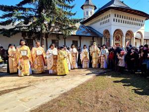 Procesiune cu sfintele icoane la Mănăstirea Sf. Ioan cel Nou Suceava. Foto Arhiepiscopia Sucevei