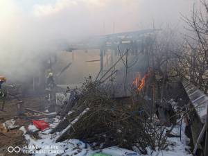 Pompierii au oprit la timp un incendiu la anexe cu fân și lemn, care a pus în pericol trei case