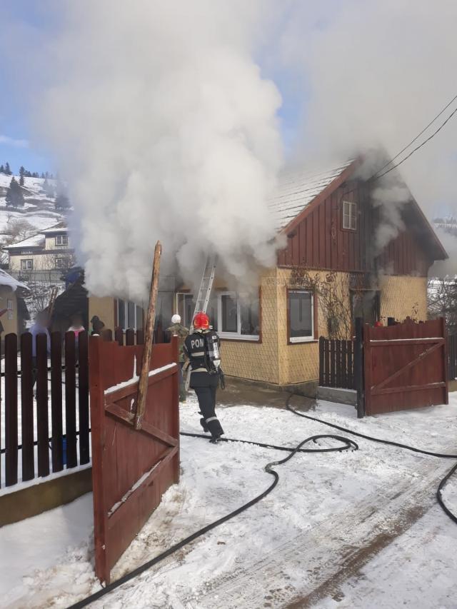 O casă din Mănăstirea Humorului, afectată de un incendiu puternic