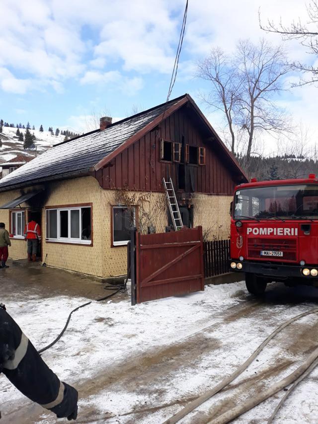 O casă din Mănăstirea Humorului, afectată de un incendiu puternic