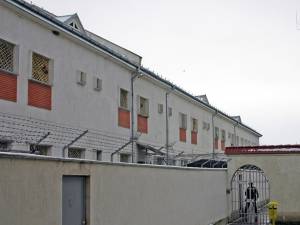 Bărbatul fost dus de polițiști în Penitenciarul Botoșani