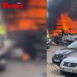 O autoutilitară a ars violent în trafic, la Fălticeni