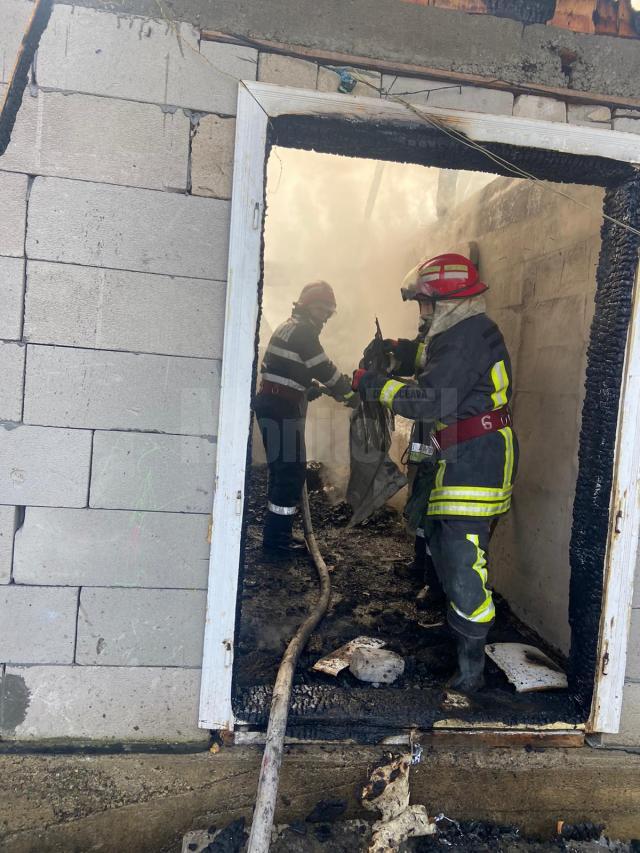 Casă incendiată de o mână criminală la Arbore