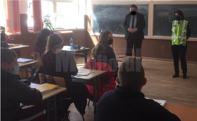 Mască “mâzgălită” pe fața unui profesor participant la o acțiune a IPJ Suceava