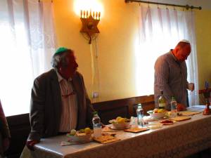 Presedintele Sorin Golda şi oficiantul religios Daniel Blumenfeld, rugăciune la Seder