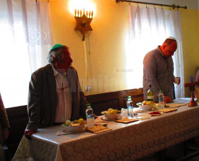 Presedintele Sorin Golda şi oficiantul religios Daniel Blumenfeld, rugăciune la Seder