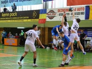 Tinerii handbaliști de la CSU din Suceava, în alb, au câștigat clar duelul cu CSM Focșani