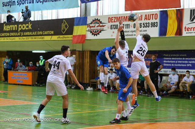 Tinerii handbaliști de la CSU din Suceava, în alb, au câștigat clar duelul cu CSM Focșani