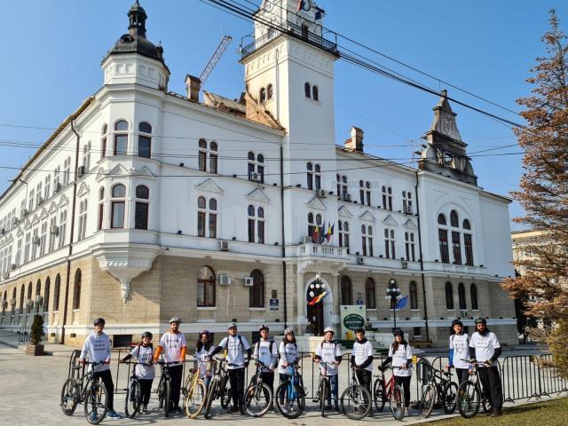 Tinerii ATOS au marcat „Marșul pentru viață!” printr-o plimbare cu bicicletele prin municipiul Suceava