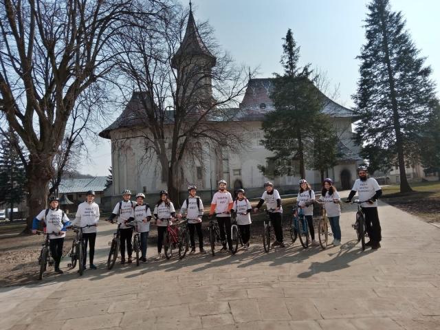 Tinerii ATOS au marcat „Marșul pentru viață!” printr-o plimbare cu bicicletele prin municipiul Suceava