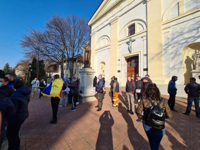 Circa 30 de persoane au protestat în Suceava împotriva restricţiilor