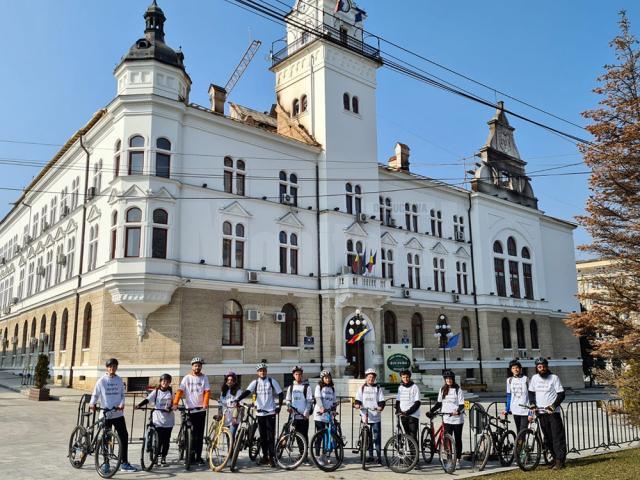 Tinerii ATOS au marcat „Marșul pentru viață!” printr-o plimbare cu bicicletele prin municipiul Suceava