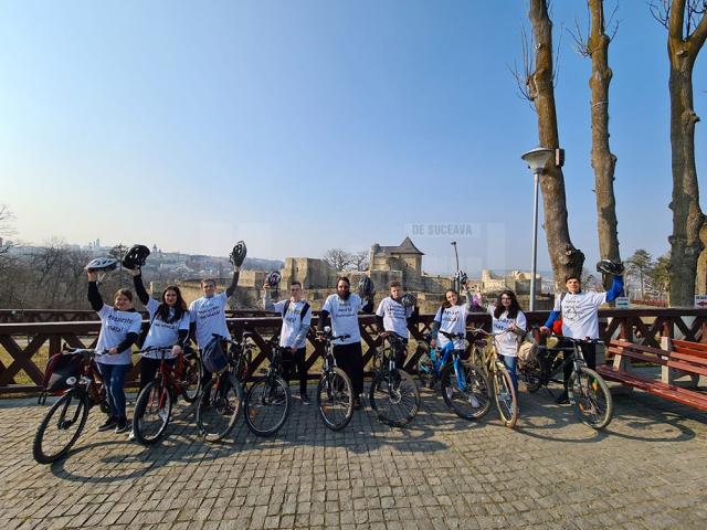 Tinerii ATOS au marcat „Marșul pentru viață!” printr-o plimbare cu bicicletele prin municipiul Suceava