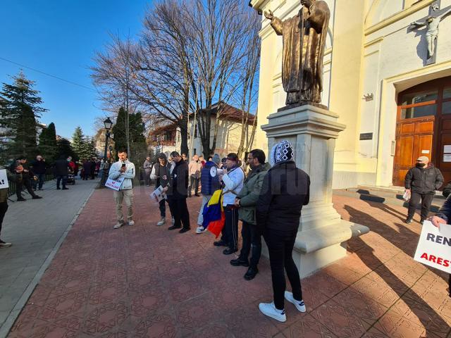 Circa 30 de persoane au protestat în Suceava împotriva restricţiilor
