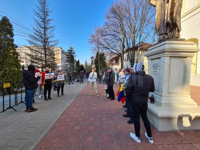 Circa 30 de persoane au protestat în Suceava împotriva restricţiilor